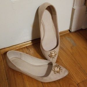 Aldo Nude Pointy Flats with Bee in size 6.5